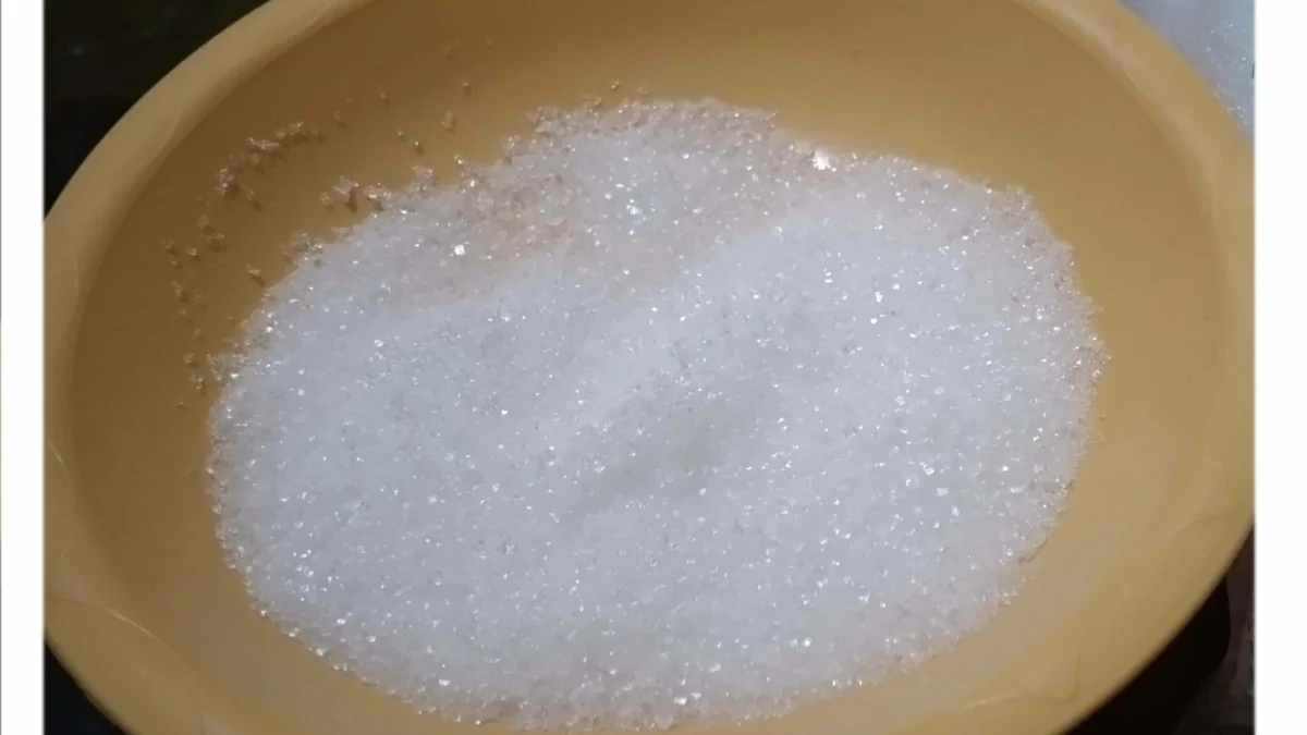 membersihkan keramik kamar mandi dengan sitrun biang