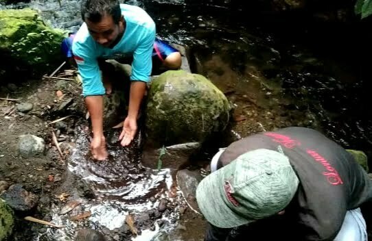 Warga Desa Payung, Kecamatan Rajagaluh, dihebohkan dengan penemuan sumber mata air hangat di kaki bawah Gunung Ciremai. Dinas Kesehatan (Dinkes) Majalengka telah melakukan uji laboratorium terhadap sumber air tersebut mengandung zat mangan yang tidak boleh dikonsumsi