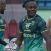 Victor Igbonefo waspada dalam laga Madura united vs Persib