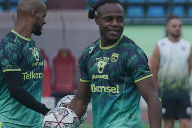 Victor Igbonefo waspada dalam laga Madura united vs Persib