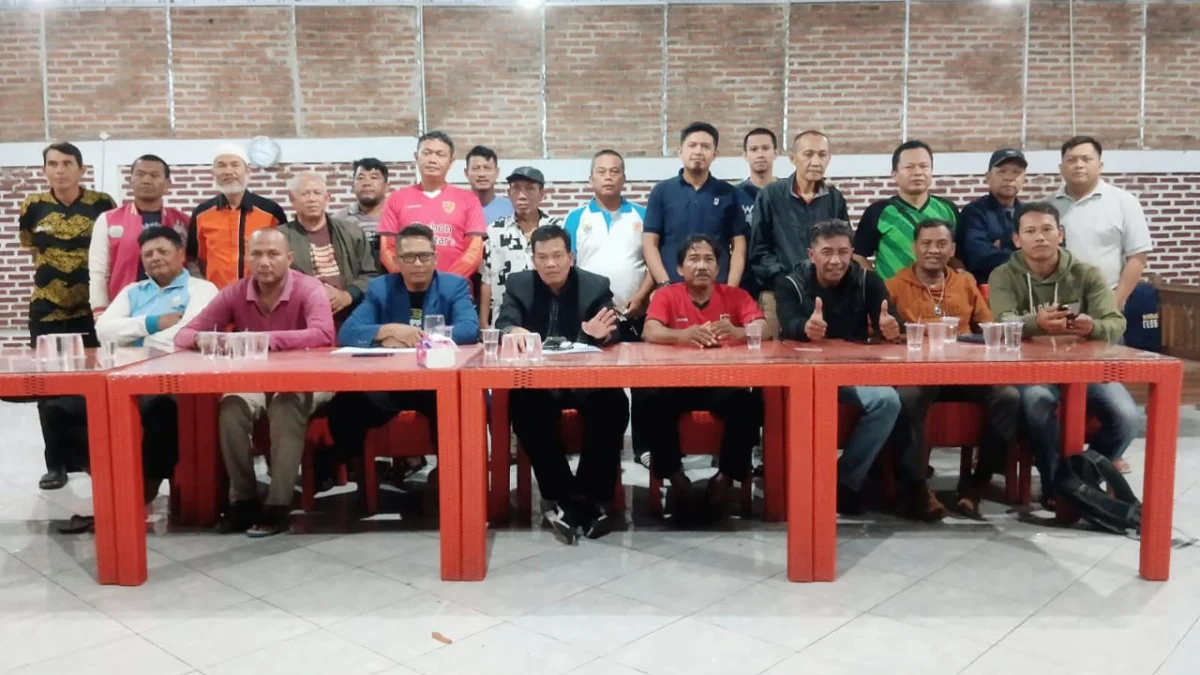 PERTEMUAN: Cirebon Old Stars FC (COS FC) menyambut baik terpilihnya HZM sebagai Ketua PSSI Askot Cirebon yang baru, Minggu (1/1/2023).