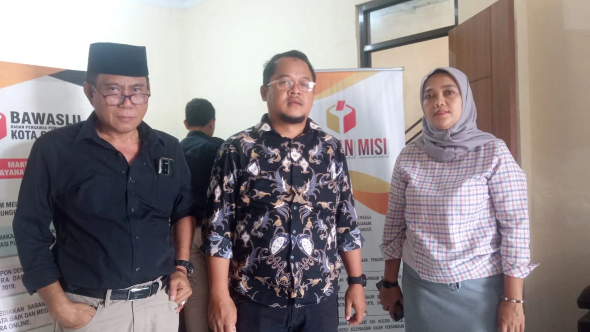 Pengurus Partai Ummat saat bertemu Bawaslu Kota Cirebon, Kamis (5/1/2023), --FOTO: KHOIRUL ANWARUDIN/RADAR CIREBON