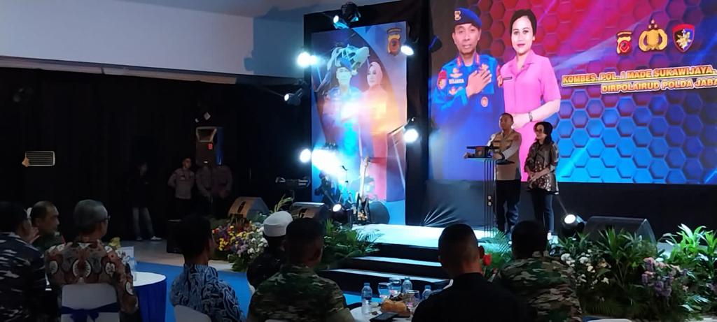 KENAL PAMIT: Kombes Pol I Made Sukawijaya memegang tingkat komando sebagai Dir Polairud Polda Jabar, menggantikan Kombes Polisi Arnapi di Gedung Pesat  Gatra, Jumat (6/1/2023). --FOTO: abdullah/radar cirebon