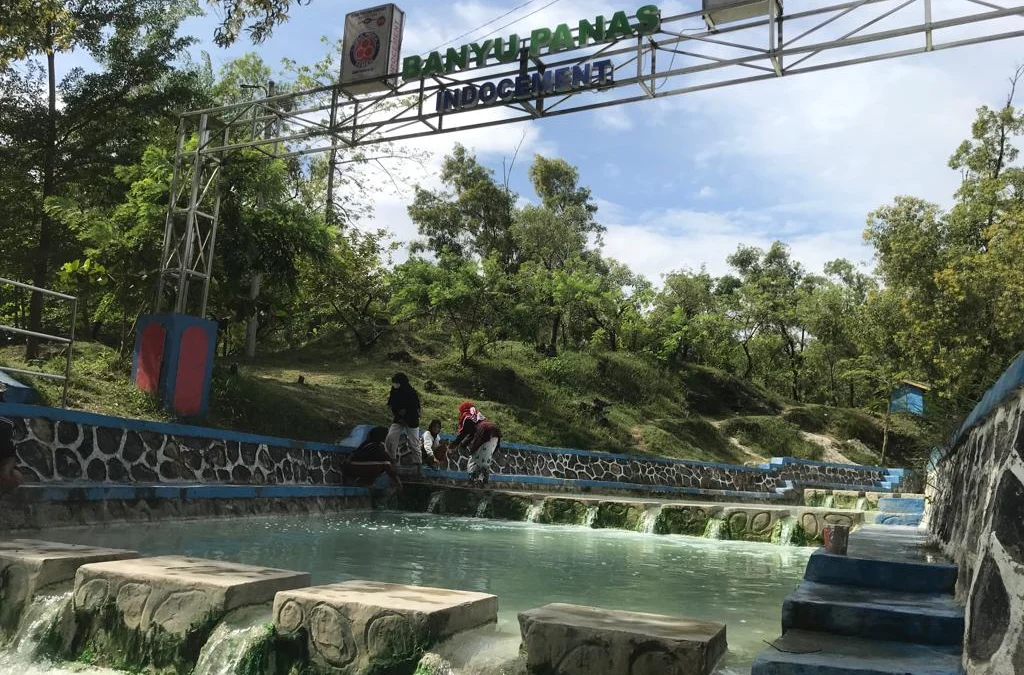 Wisata banyu panas, tempat alami yang berlokasi di sekitar area pabrik semen Palimanan Kabupaten Cirebon. --FOTO: ANDI AZIS MUHTAROM/RADAR CIREBON