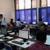 TES CAT: Calon panitia pemungutan suara (PPS) mengikuti tes tertulis (CAT) di SMKN 1 Cirebon selama dua hari (9-10/1/2023). --FOTO: ABDULLAH/RADAR CIREBON