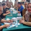 HADIR: Wakil Walikota Cirebon Eti Herawati saat daftar masuk IKD atau Identitas Kependudukan Digital. Untuk IKD Kota Cirebon, resmi launching pada Selasa (10/1/2023). --FOTO: ABDULLAH/RADAR CIREBON