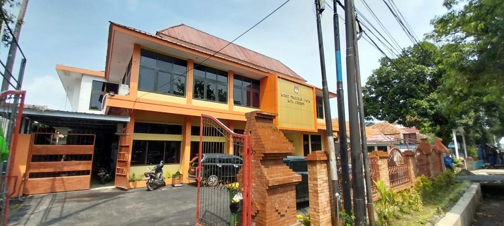 Kantor KPU Kota Cirebon berwarna oranye. Tapi nanti akan berwarna putih. --FOTO: ABDULAH/RADAR CIREBON