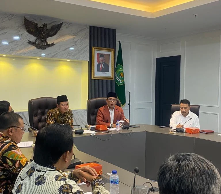 Direktur Jenderal Penyelenggaraan Haji dan Umrah atau PHU, Hilman Latief menerima kunjungan Gubernur Jawa Barat Ridwan Kamil di Kantor Kementerian Agama atau Kemenag, Jakarta, membahas haji 2023. --FOTO: INSTAGRAM