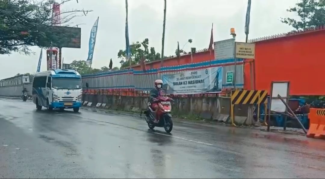 penutupan sementara, tepatnya di Jembatan Cilutung di Kecamatan Kadipaten jalur Cirebon-Bandung.