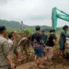 SATPOL PP Tegas! Pengerukan di Sungai Cijangkelok Dihentikan 