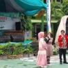 MEMBANTU: Gebyar Spalzha SMP Islam Al Azhar 5 Cirebon berlangsung meriah. Edial Sanif berkesempatan memberikan donasi kepada SMP Islam Al Azhar 5 Cirebon, Sabtu (28/1/2023). --FOTO: abdullah/radar cirebon