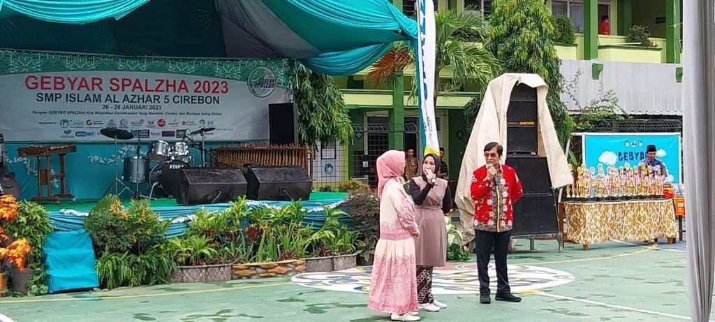 MEMBANTU: Gebyar Spalzha SMP Islam Al Azhar 5 Cirebon berlangsung meriah. Edial Sanif berkesempatan memberikan donasi kepada SMP Islam Al Azhar 5 Cirebon, Sabtu (28/1/2023). --FOTO: abdullah/radar cirebon