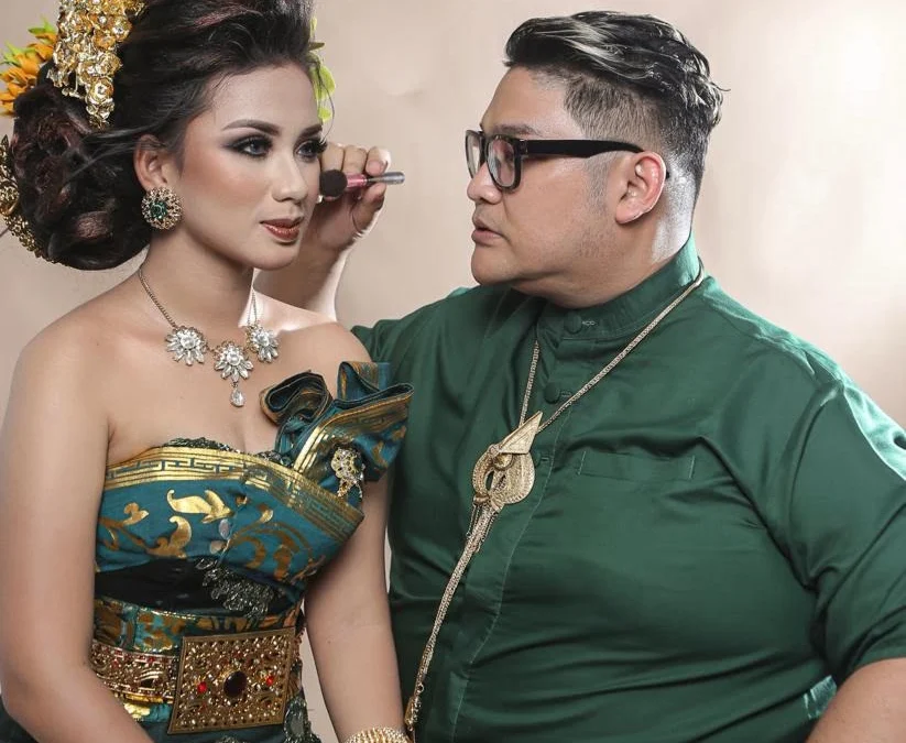 Arief Rachmanto dengan busana rancangannya, beragam busana pengantin dengan warna soft/ pastel yang menjadi trend di tahun 2023. --FOTO: APRIDISTA SITI RAMDHANI / RADAR CIREBON