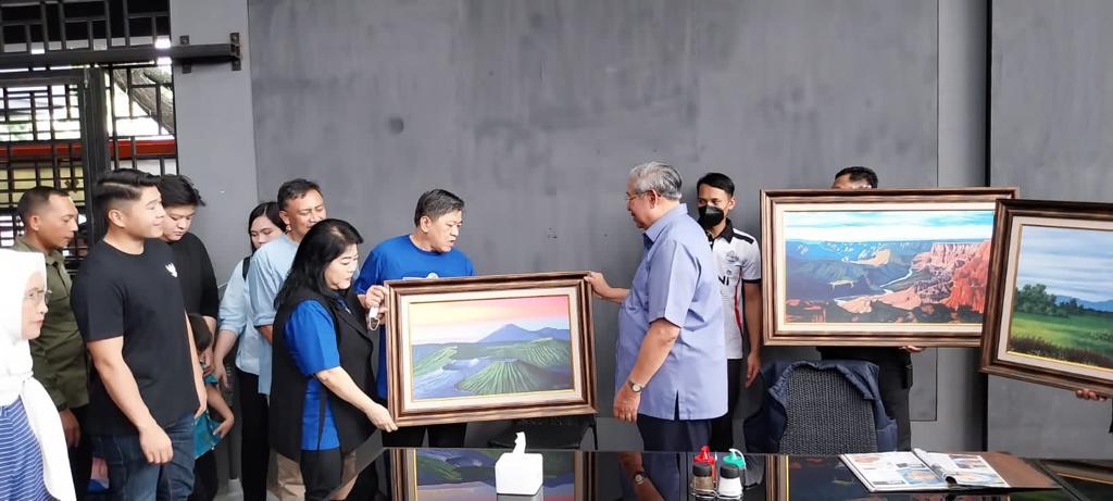 BERI HADIAH LUKISAN: Dr H Soesilo Bambang Yudhoyono (SBY) menyempatkan diri mampir ke Kota Cirebon. Bukan untuk agenda politik. SBY datang ke Cirebon untuk bertemu dengan sahabat baiknya, Sucipto Chandra. FOTO: ABDULLAH/RADAR CIREBON