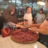 Pembeli sedang berbelanja bawang merah di Pasar Jagasatru Kota Cirebon, Senin (2/1/2023). --FOTO: JERRELL ZEFANYA/RADAR CIREBON