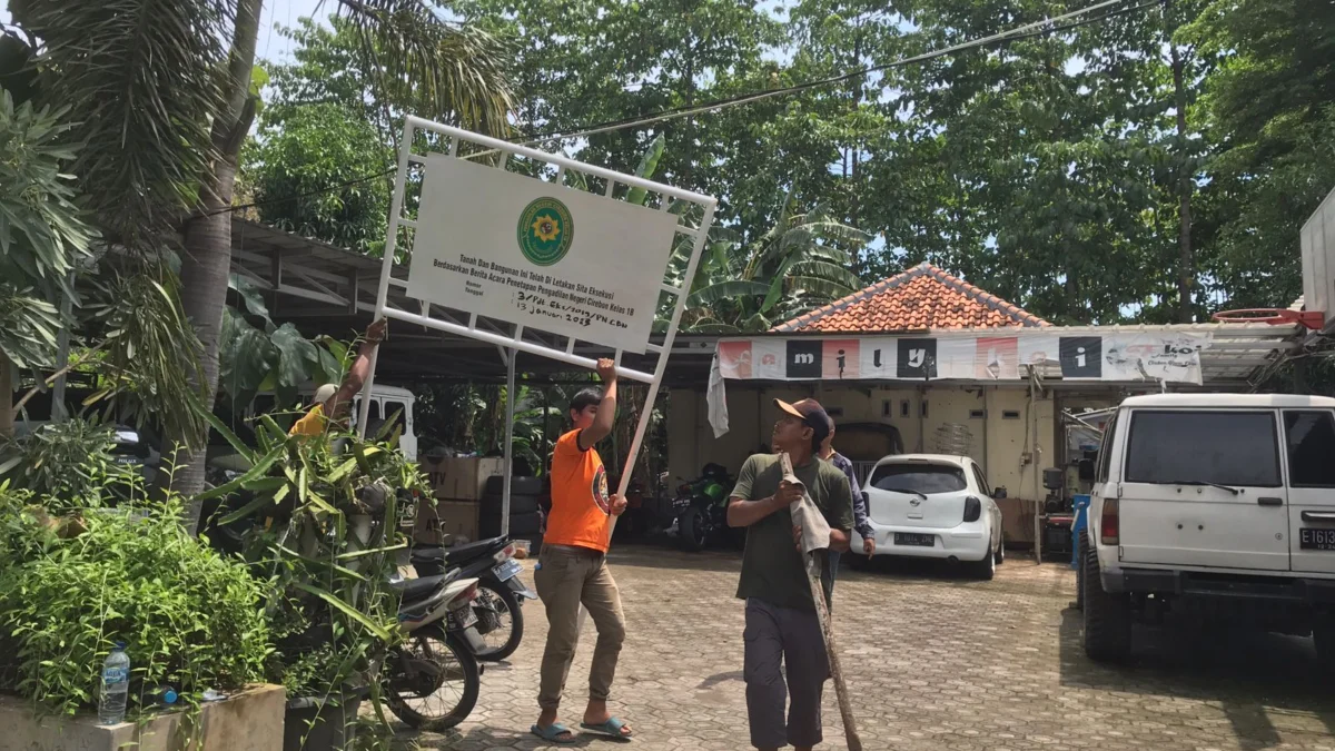 DICOPOT: Plang pada lahan dan bangunan di kawasan sekitar Perumahan Saphire, Jalan Pemuda Kota Cirebon dicopot, Jumat (13/1/2023). --FOTO: ANDI AZIS MUHTAROM/RADAR CIREBON
