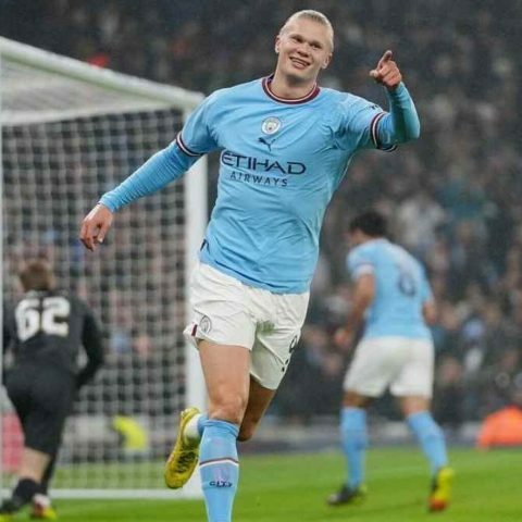 Erling Haaland siap tempur jelang Manchester City vs Arsenal. --FOTO: GETTY IMAGES