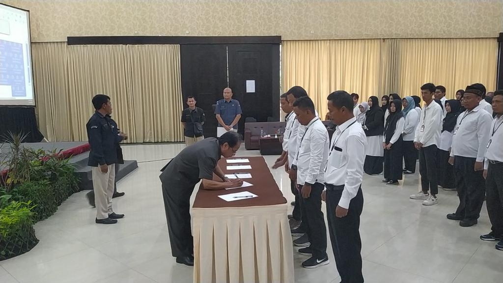 LANTIK: Ketua Komisi Pemilihan Umum (KPU) Kota Cirebon Didi Nursidi melantik petugas PPS sebanyak 66 orang di Grage Hotel, Selasa (24/1/2023). --FOTO: abdullah/radar cirebon