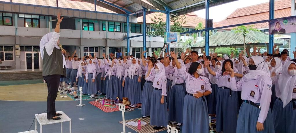STOP PERUNDUNGAN: SMAN 1 Cirebon bekerja sama dengan KPAID Kabupaten Cirebon, TNI dan Polri melakukan edukasi dan mengajak siswa untuk stop perundungan, Selasa (17/1/2023). --FOTO: abdullah/radar cirebon