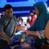 DISERBU: Masyarakat menyerbu pasar murah di Vihara Pemancar Keselamatan atau Kelenteng Bun San Tong, Rabu (18/1/2023). --FOTO: SENO DWI P/RADAR CIREBON