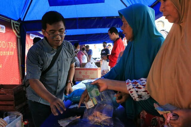 DISERBU: Masyarakat menyerbu pasar murah di Vihara Pemancar Keselamatan atau Kelenteng Bun San Tong, Rabu (18/1/2023). --FOTO: SENO DWI P/RADAR CIREBON