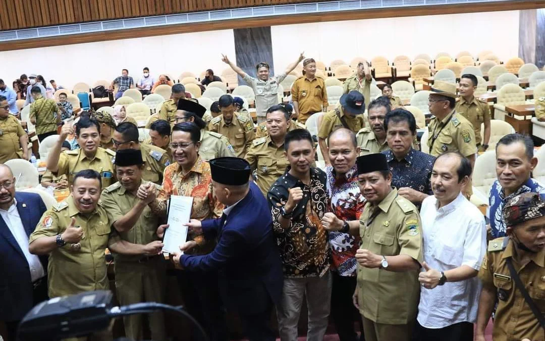 Ratusan kepala desa dari berbagai daerah di Indonesia melakukan audiensi bersama Badan Legislasi DPR. Audiensi itu diterima langsung oleh wakil ketua DPR Sufmi Dasco Ahmad yang menyetujui revisi Undang-undang tentang Desa masuk pada Prolegnas tahun 2023 meski sudah terbentuk