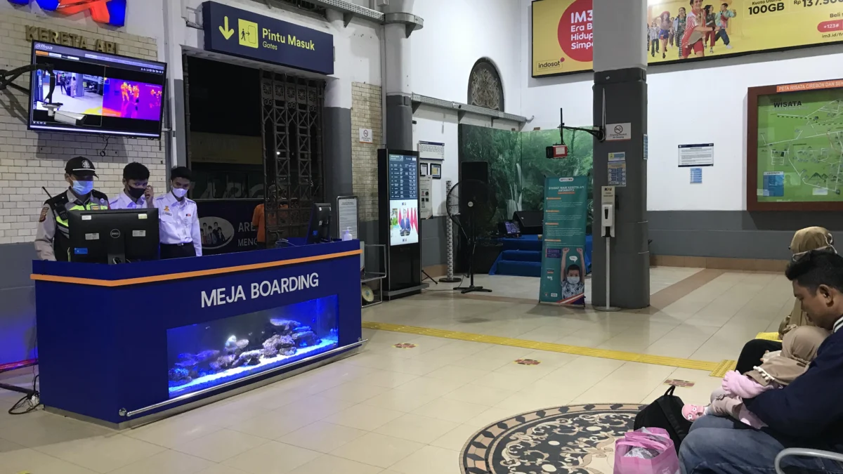 Meja Boarding Pass Stasiun Cirebon Disuguhi Aquarium