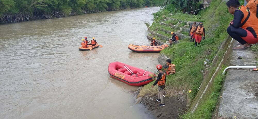Pencarian Terhadap Kakek Sarka Dilanjut, Telusuri Sungai Cisanggarung Kuningan Hingga 20 KM