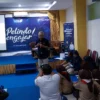 BAKTI PENDIDIKAN: General Manager PT Pelindo Regional 2 Cirebon, Tengku Mursalin Rahim mengajar siswa-siswi SMAN 6 Cirebon dalam program Pelindo Mengajar, Rabu (22/2/2023). --FOTO: abdullah/radar cirebon