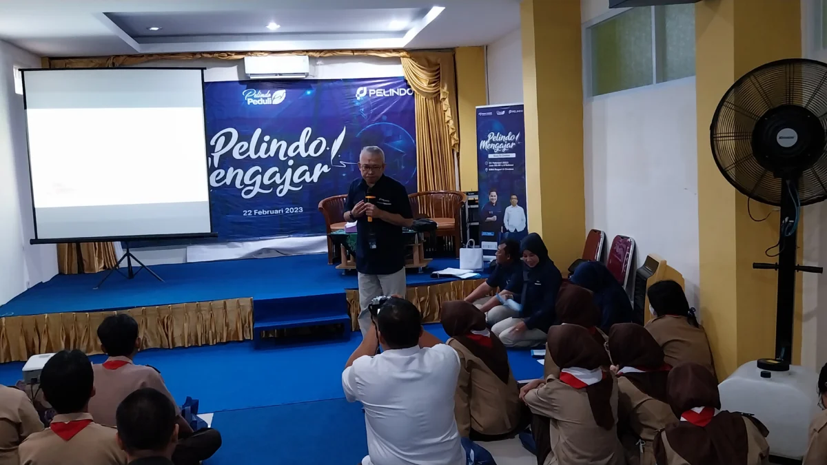 BAKTI PENDIDIKAN: General Manager PT Pelindo Regional 2 Cirebon, Tengku Mursalin Rahim mengajar siswa-siswi SMAN 6 Cirebon dalam program Pelindo Mengajar, Rabu (22/2/2023). --FOTO: abdullah/radar cirebon