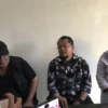 Ketua Bawaslu Kota Cirebon (tengah) merespons terkait maraknya atribut parpol dan bacaleg. --FOTO: ANDI AZIS/RADAR CIREBON