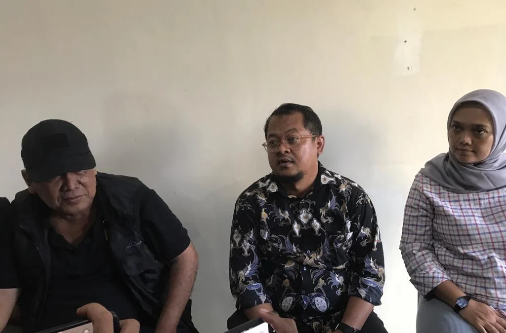 Ketua Bawaslu Kota Cirebon (tengah) merespons terkait maraknya atribut parpol dan bacaleg. --FOTO: ANDI AZIS/RADAR CIREBON