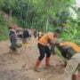 BPBD Majalengka bersama warga melakukan pembersihan material longsoran yang menutupi jalan Desa Margamukti Kecamatan Talaga, beberpa waktu lalu foto instagram