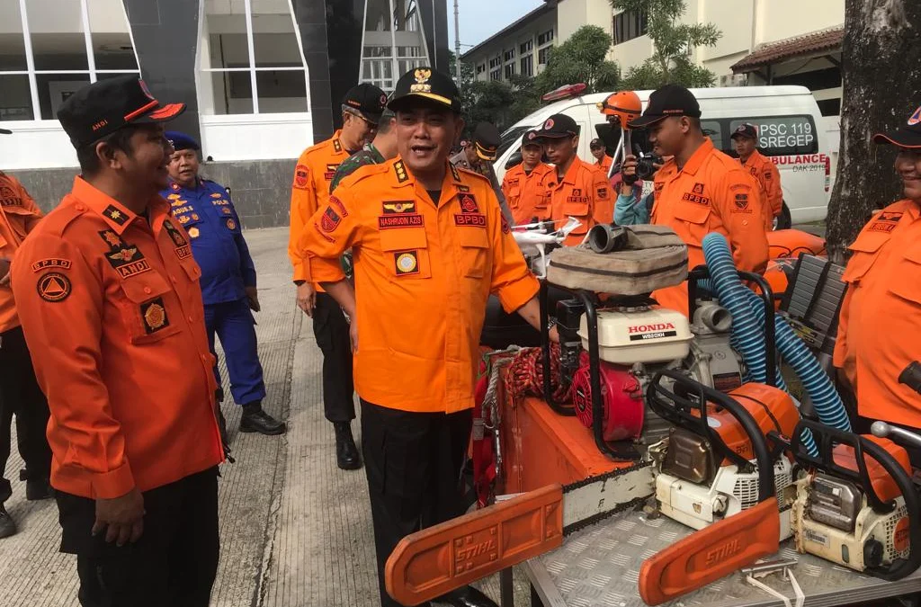 Walikota Cirebon meninjau kesiapan sarpras penanganan bencana dan personil lintas sektoral penanganan bencana. --FOTO: ANDI AZIS MUHTAROM/RADAR CIREBON