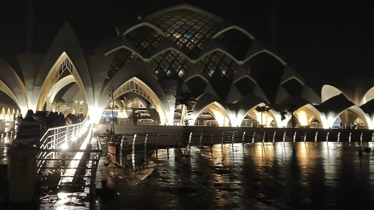 SABAR ! Masjid Al Jabbar Ditutup Sementara, Padahal Sudah Pesan 4 Bus