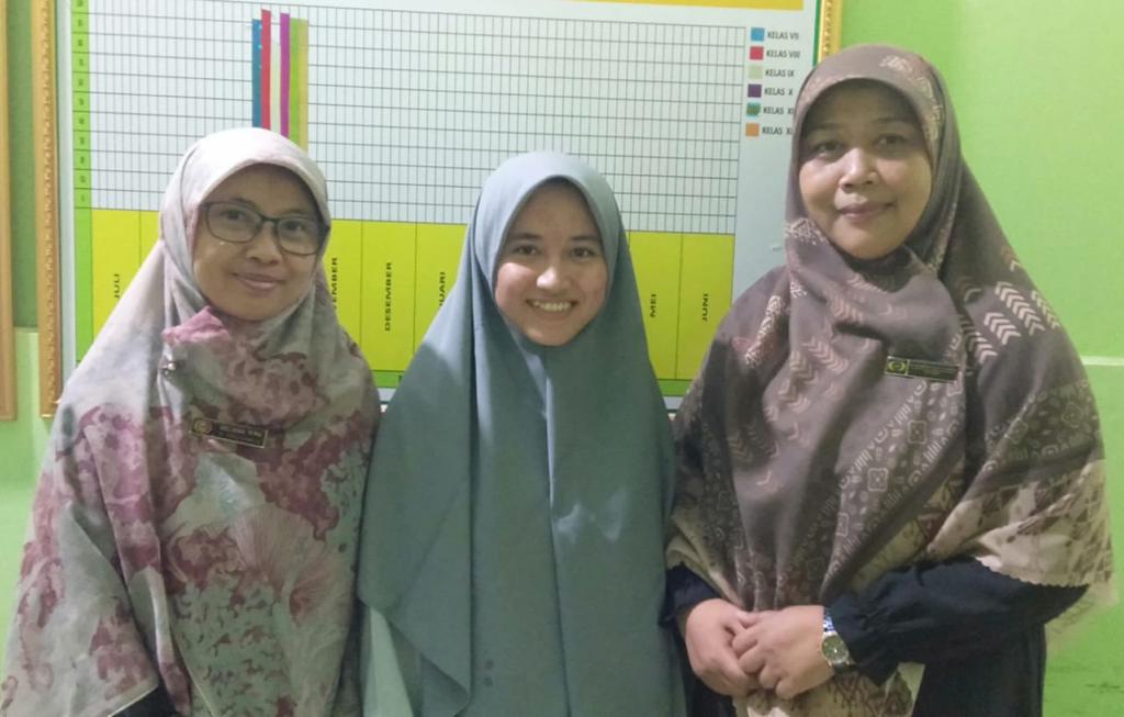 HAFAL: Shofa Fithria Abida bersama Kepala Pesantren Al Hikmah Putri Nina Nurohmah MSi Al Hafidz serta Sekretaris Meliana MPd. --FOTO: Abdullah/radar Cirebon