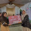 Kepala SMK Karya Nasional (Karnas) Sindangwangi, Rosi Stiati SS MPd menyerahkan hadiah uang pembinaan dan sertifikat kepada juara umum GSK ke 5 kepada SMP Ar Rahmat Palasah.