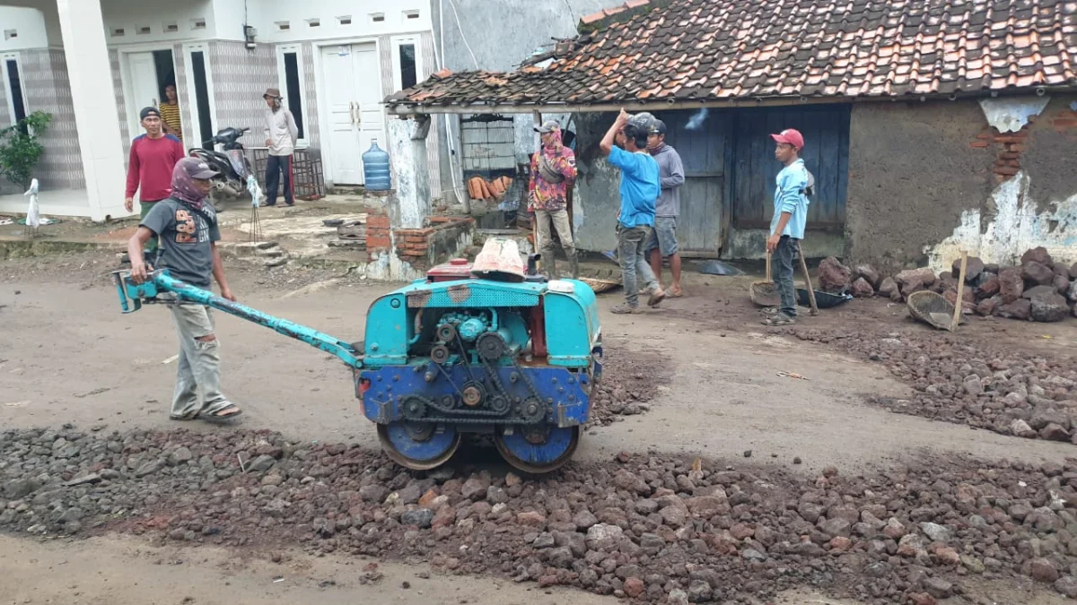 Perangkat desa dan kuwu Desa Ambulu Kecamatan Losari swadaya memperbaiki kerusakan ruas jalan Panggangsari Ambulu. --FOTO: Deny Hamdani/ Radar Cirebon