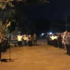 Malam-malam, Badan Pengawas Pemilu atau Bawaslu Kota Cirebon mengumpulkan orang di halaman Keraton Kacirebonan, Selasa (14/2).