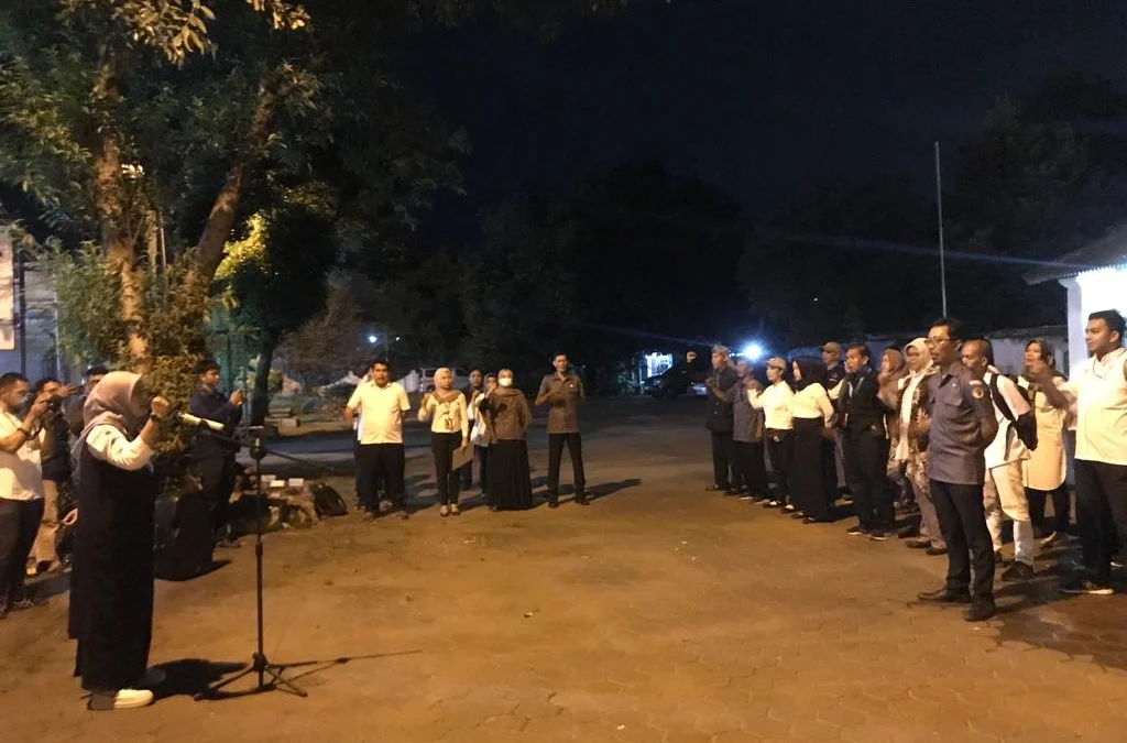 Malam-malam, Badan Pengawas Pemilu atau Bawaslu Kota Cirebon mengumpulkan orang di halaman Keraton Kacirebonan, Selasa (14/2).