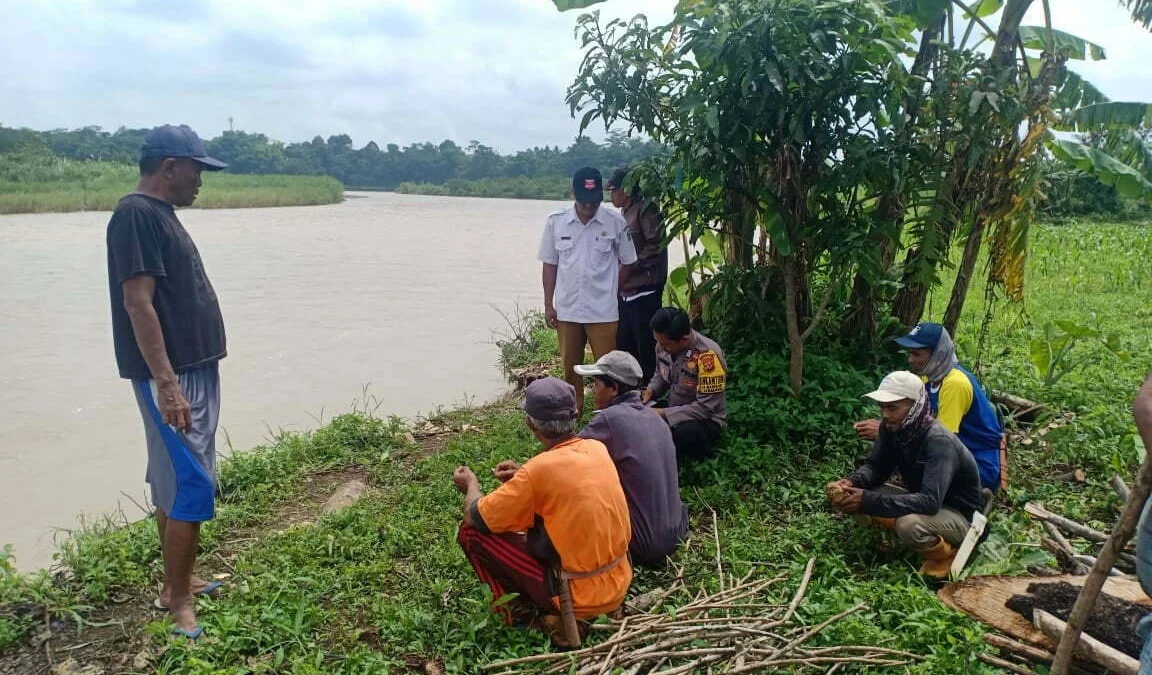 UPDATE, Hingga Sore Tadi Kakek Sarka Yang Diduga Hanyut di Sungai Cisanggarung Belum Ditemukan