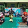 KREATIF: Siswa SD Islam Al Azhar 3 Cirebon menunjukkan kreativitas mendaur ulang sampah menjadi kostum yang menarik. Ada kostum khas nusantara, hingga super hero, di ajang Recycle Costume, Sabtu (25/2/2023). --FOTO: abdullah/radar cirebon