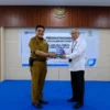 KOMITMEN: PT Pelindo Regional 2 Cirebon berkomitmen mendukung pengembangan UKM dengan menandatangani kerja sama dengan DKUKMPP terhadap produk di Mall UKM, Senin (27/2/2023) sore. --FOTO: abdullah/radar cirebon
