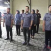 APEL DAN LAUNCHING: Bawaslu Kota Cirebon menggelar Apel Siaga Kawal Hak Pilih dan Launching Barcode Pengaduan, Senin (27/2/2023). --FOTO: abdullah/radar Cirebon