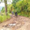 Jalan penghubung antar desa dari Desa  Mulya menuju ke Desa Cibunut Kecamatan Argapura rusak parah