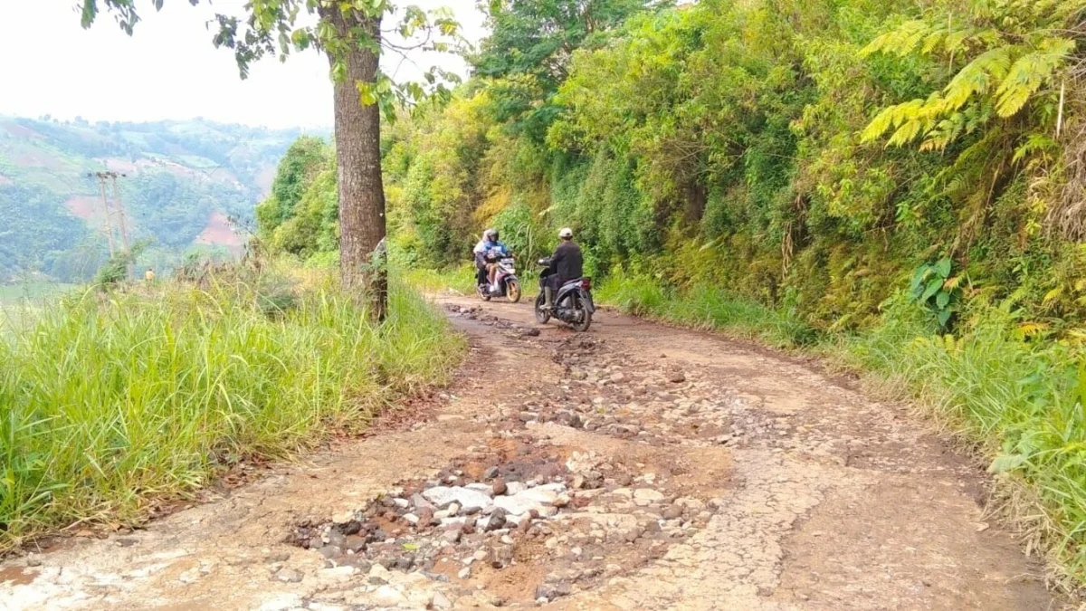 Jalan penghubung antar desa dari Desa  Mulya menuju ke Desa Cibunut Kecamatan Argapura rusak parah