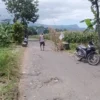 Kerusakan jalan di jalur menuju Objek Wisata Talaga Pancar Desa Lengkong Kulon Kecamatan Sindangwangi