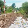 Jalan tergerus air Sungai Cikeruh di Blok Puteran, Desa Ligung Lor, Kecamatan Ligung. Erosi telah menggerus sebagian badan jalan desa yang selama ini menjadi akses utama bagi warga dari tiga desa
