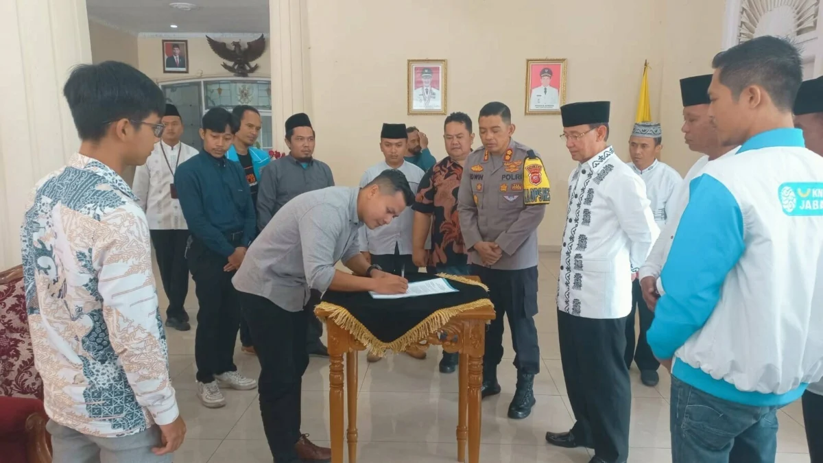 Tiga calon Ketua Komite Nasional Pemuda Indonesia (KNPI) Kabupaten Majalengka Periode 2023-2026, menandatangani Pakta Integritas di kantor Bupati Majalengka