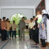 BERTOBAT: Dibimbing MUI Kabupaten Indramayu, tujuh warga Kecamatan Kroya yang menjadi penganut Ahmadiyah menyatakan kembali masuk Islam pada bulan Maret, tahun 2011 lalu. --FOTO: DOKUMEN/radar indramayu